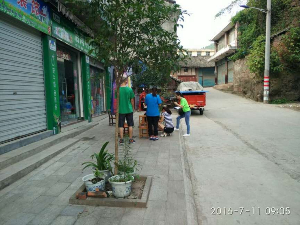 志愿者们耐心讲解.jpg